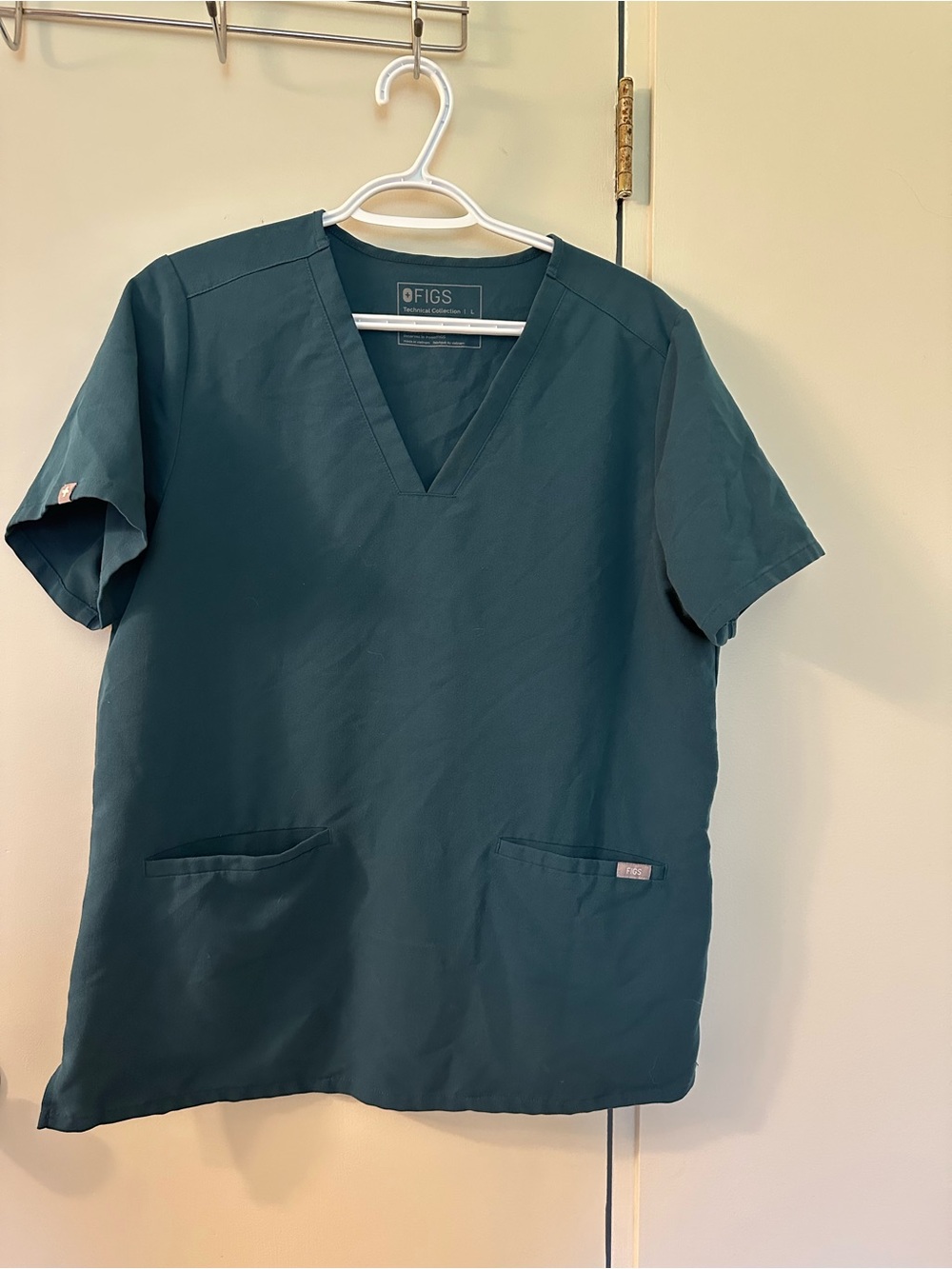 FIGS Women's Caribbean Blue Casma™ - Three-Pocket Scrub Top